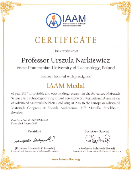 Certyfikat wręczony Profesor Narkiewicz