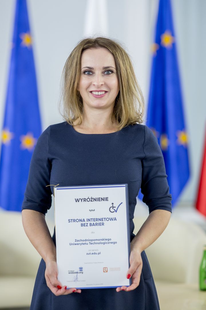 Na zdjęciu Anna Czekalska z wyróżnieniem otrzymanym za dostepną strone Zachodniopomorskiego Uniwersytetu Technologicznego w Szczecinie