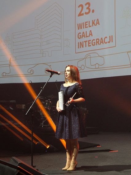 1- Anna Czekalska accepts the award