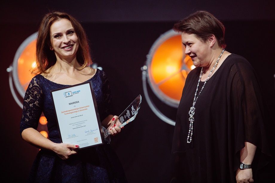 3 - Anna Czekalska accepts the award from Donata Kończak