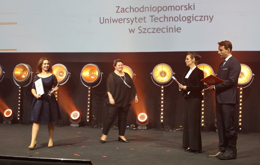 4- Anna Czekalska accepts the award