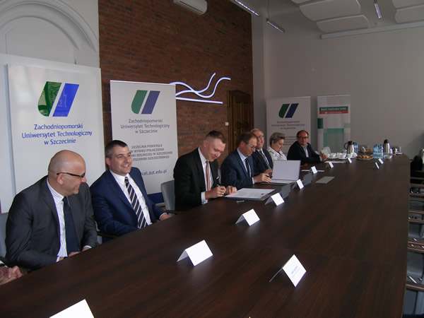 Uczestnicy uroczystego podpisania umów