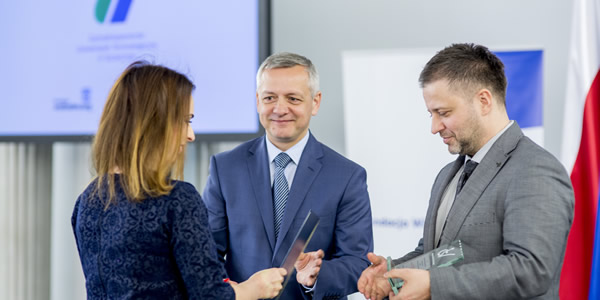 Anna Czekalska - administrator serwisu ZUT odbiera nagrodę z rąk Ministra Marka Zagórskiego
