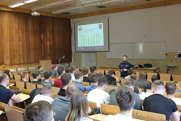 Studenci na wykladzie z policjantem