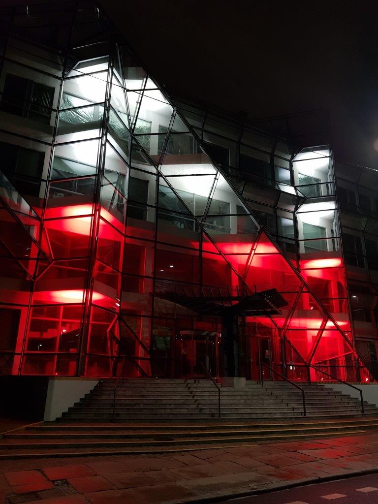 Budynek Nanotechnologii z widoczną literką N  w kolorze biało czerwonym