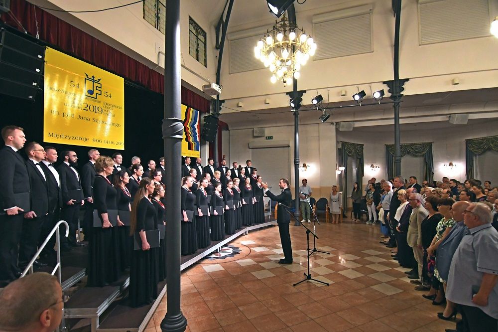 Chór Akademicki im. prof. Jana Szyrockiego ZUT w Szczecinie podczas inauguracji 54 MFPCH - 9 czerwca 2019 r. (fot. Andrzej Ryfczyński)