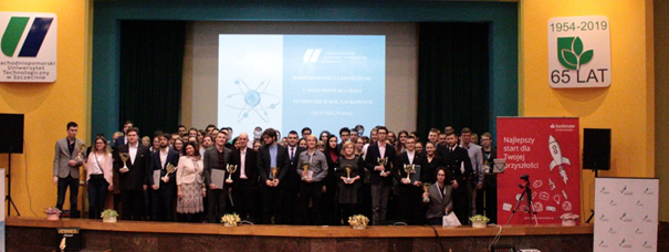Nagrodzeni studenci podczas wspólnego zdjęcia  Autor zdjęcia: Julia Heder