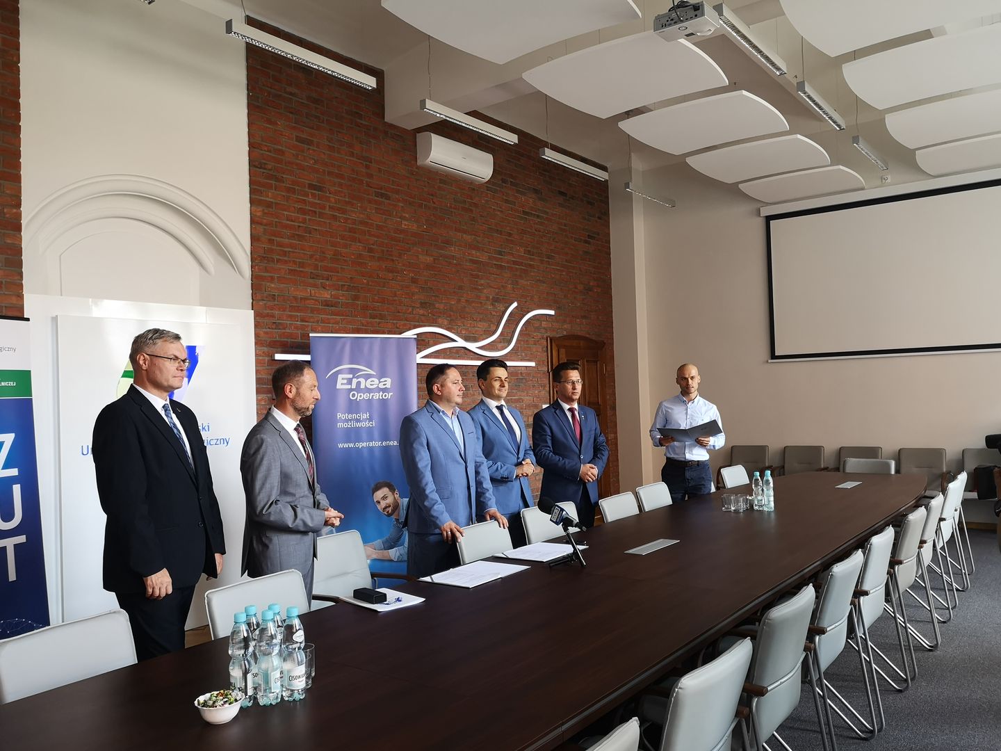 Od lewej: dr hab. inż. Krzysztof Okarma, prof. ZUT – dziekan Wydziału Elektrycznego, dr hab. inż. Jacek Wróbel, prof. ZUT – rektor Zachodniopomorskiego Uniwersytetu Technologicznego w Szczecinie, dr hab. Wojciech Drożdż, prof.US – wiceprezes ds. Innowacji i Logistyki Enea Operator, Marcin Pawlicki – doradca zarządu ds. Promocji i Informacji, Ireneusz Rogowski – dyrektor Departamentu Logistyki i Zakupów oraz Mateusz Lipka – Biuro Promocji ZUT w Szczecinie