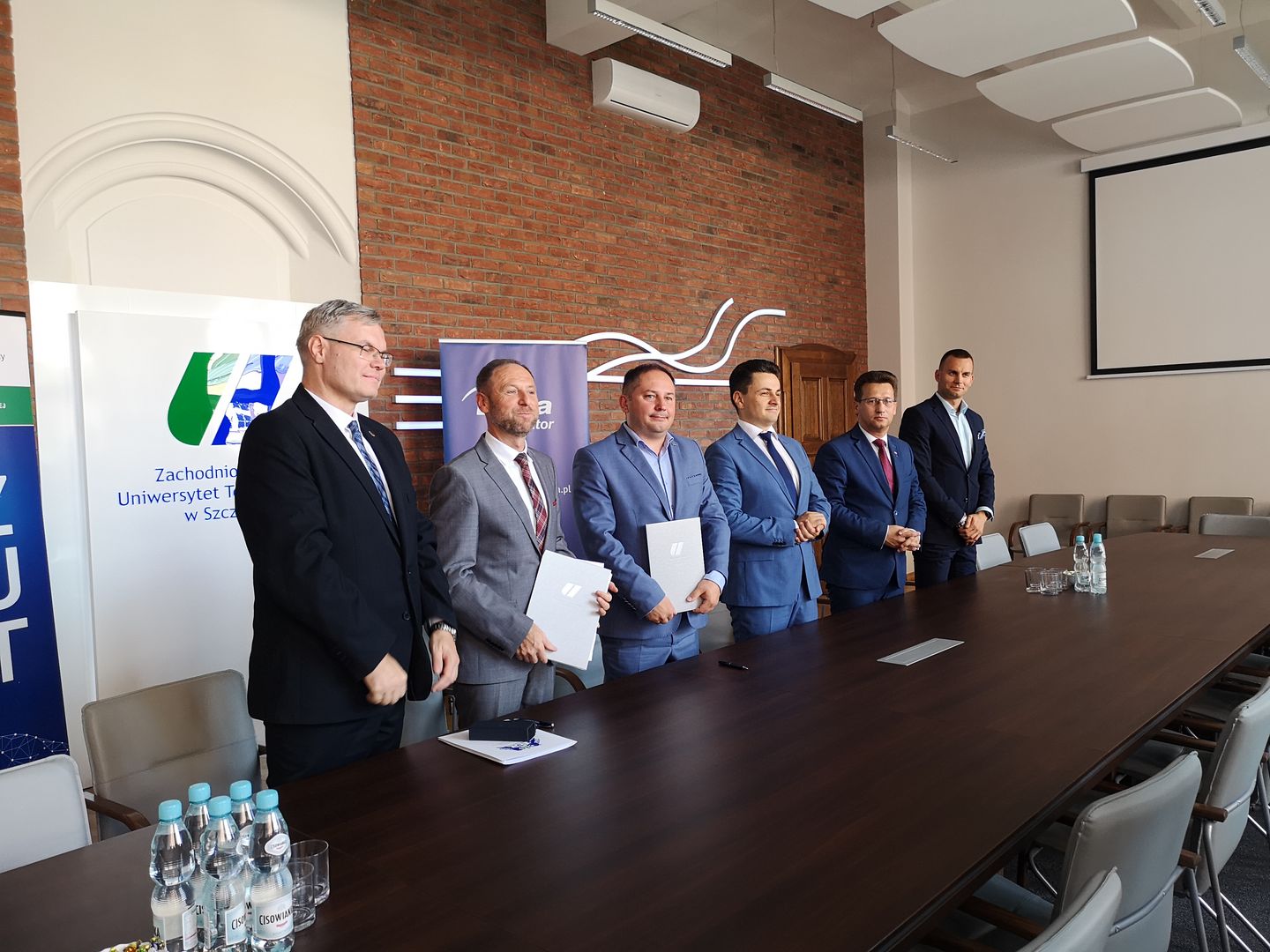 Od lewej: dr hab. inż. Krzysztof Okarma, prof. ZUT – dziekan Wydziału Elektrycznego, dr hab. inż. Jacek Wróbel, prof. ZUT – rektor Zachodniopomorskiego Uniwersytetu Technologicznego w Szczecinie, dr hab. Wojciech Drożdż, prof.US – wiceprezes ds. Innowacji i Logistyki Enea Operator, Marcin Pawlicki – doradca zarządu ds. Promocji i Informacji, Ireneusz Rogowski – dyrektor Departamentu Logistyki i Zakupów oraz Przemysław Starzyński – kierownik Biura Inicjatyw Innowacyjnych