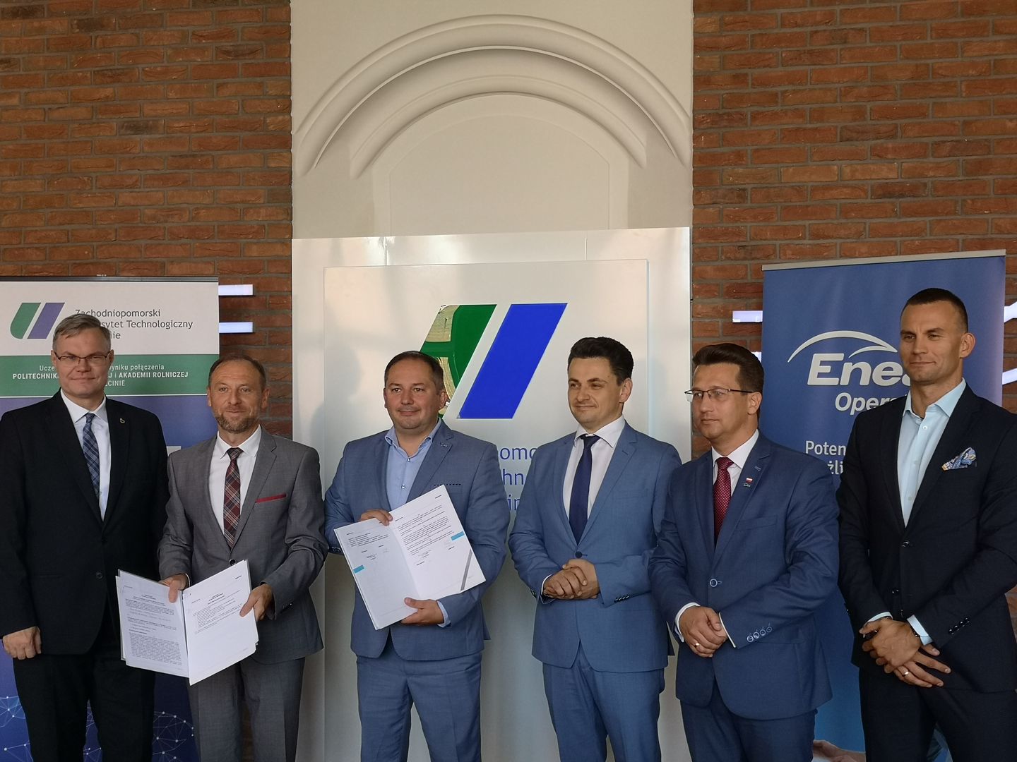 Od lewej: dr hab. inż. Krzysztof Okarma, prof. ZUT – dziekan Wydziału Elektrycznego, dr hab. inż. Jacek Wróbel, prof. ZUT – rektor Zachodniopomorskiego Uniwersytetu Technologicznego w Szczecinie, dr hab. Wojciech Drożdż, prof.US – wiceprezes ds. Innowacji i Logistyki Enea Operator, Marcin Pawlicki – doradca zarządu ds. Promocji i Informacji, Ireneusz Rogowski – dyrektor Departamentu Logistyki i Zakupów oraz Przemysław Starzyński – kierownik Biura Inicjatyw Innowacyjnych