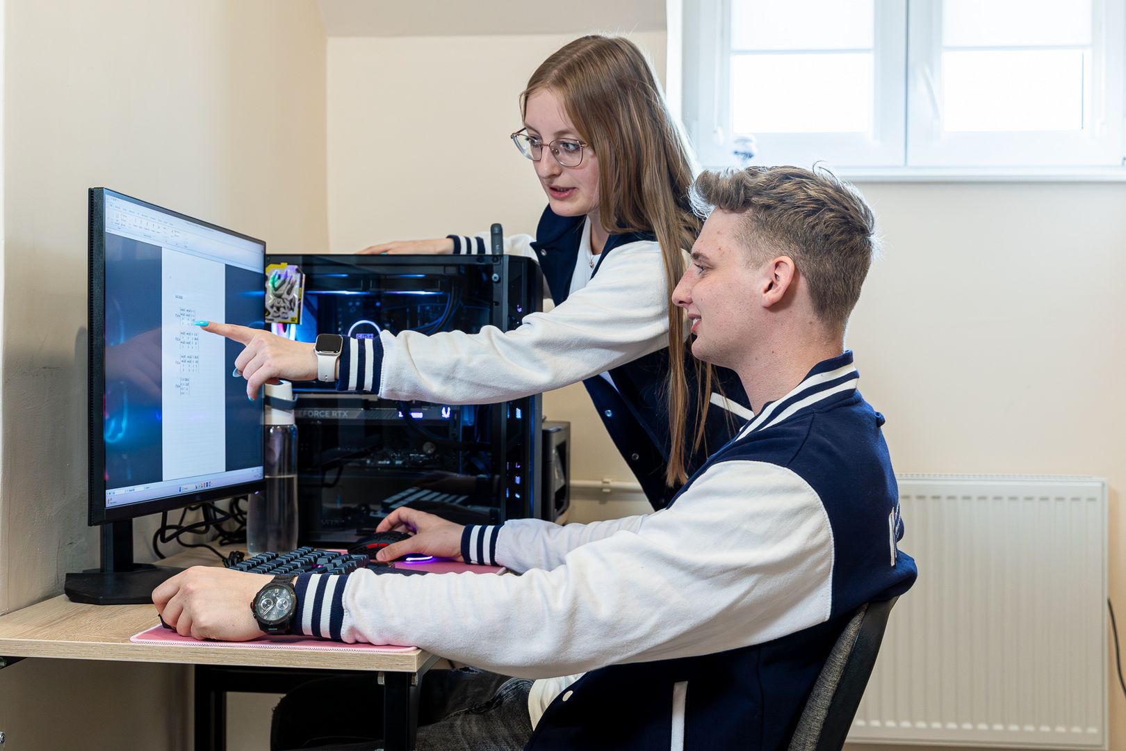 Studenci przy komputerze