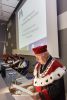 Porektor prof. Stefan Domek informuje o przesłanych na adres uczelni listach i gratulacjach z okazji inauguracji nowego roku akademickiego