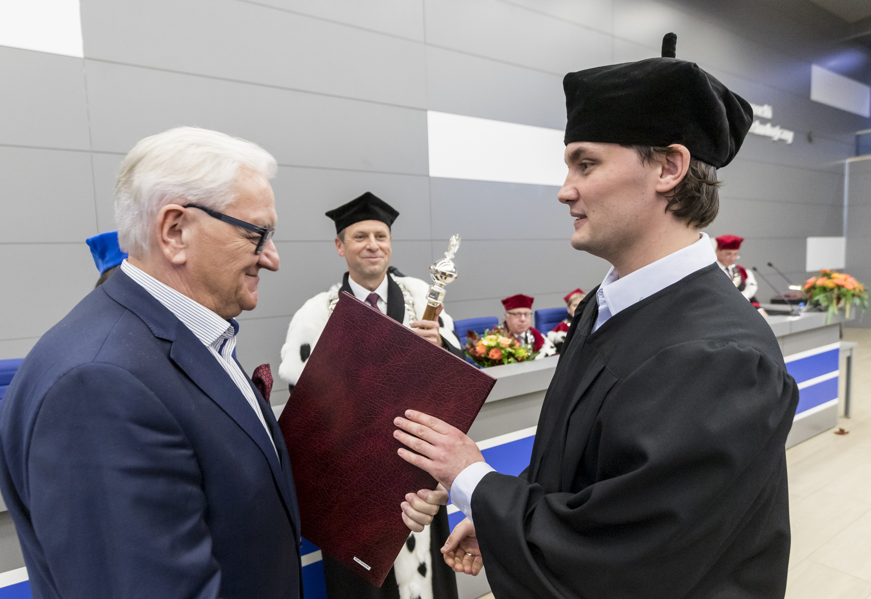 Wręczenie dyplomu doktorskiego - WBiA Piotr Cichocki (2)