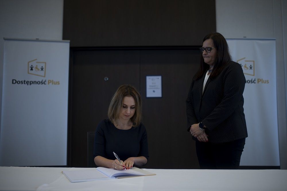 Anna Czekalska signing the Accessibility Partnership programme