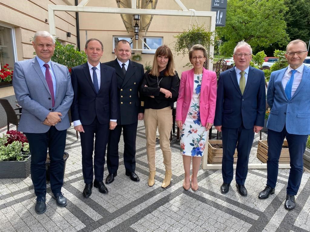 In the photo from the left Rektor-Elect Waldemar Tarczyński, Rektor Jacek Wróbel, Rektor Wojciech Ślączka, Rektor-Elect Mirosława Jarmołowicz, Rektor-Elect Danuta Zawadzka, Rektor Tadeusz Bohdal, Rektor Bogusław Machaliński