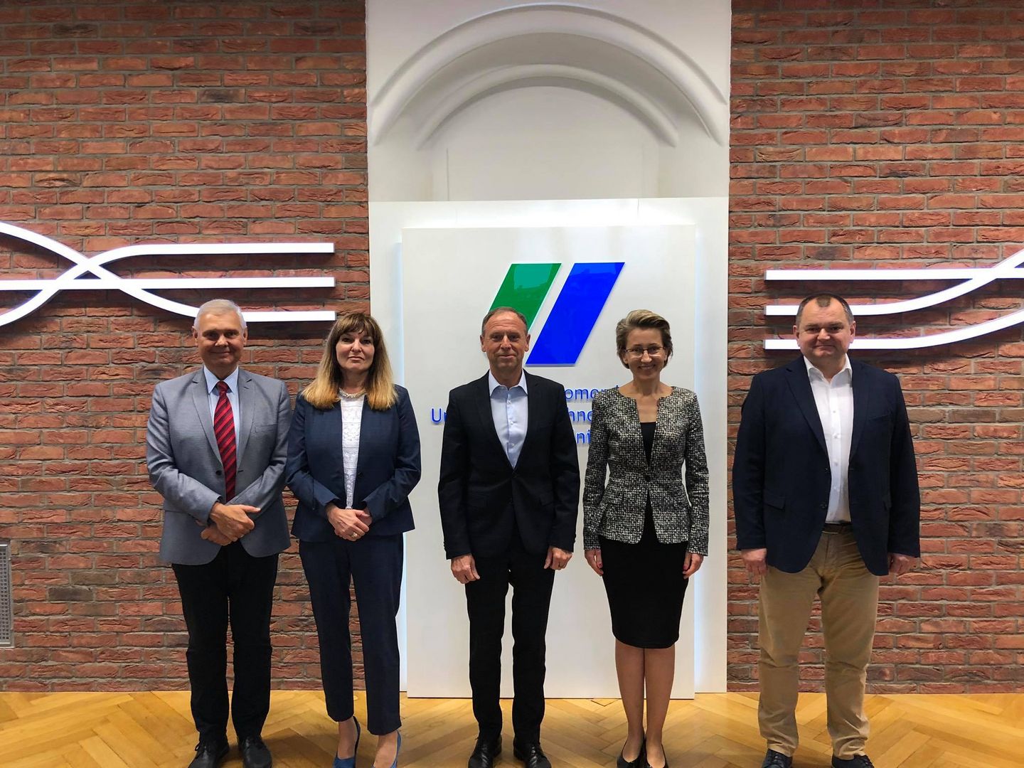 Na zdjęciu od lewej: Rektor US prof. Waldemar Tarczyński, Rektor AS prof. Mirosława Jarmołowicz, Rektor ZUT prof. Jacek Wróbel, Rektor PK prof. Danuta Zawadzka, Rektor AM prof. Wojciech Ślączka