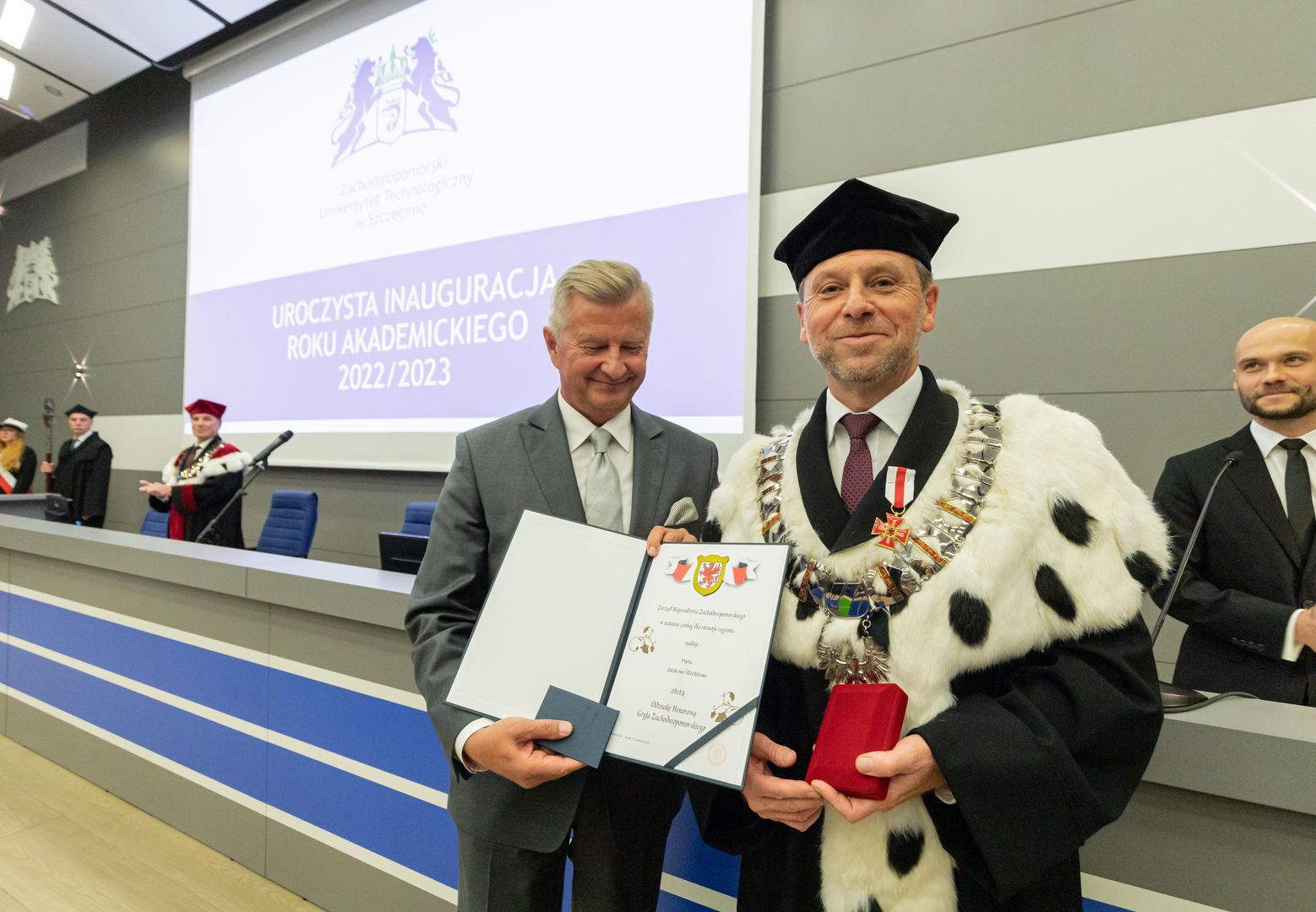 Złota Odznaka Honorowa Gryfa Zachodniopomorskiego wręczona przez Stanisława Wziątka Rektorowi ZUT