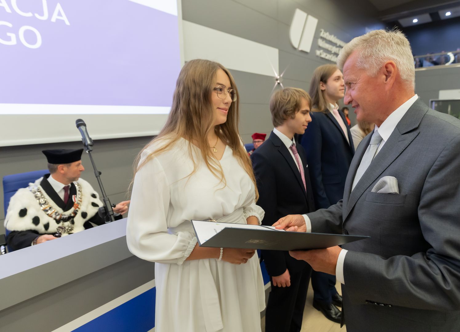Marszałek Stanisław Wziątek wręcza stypendia Marszałka dla najzdolniejszych studentów rozpoczynających studia na naszej uczelni