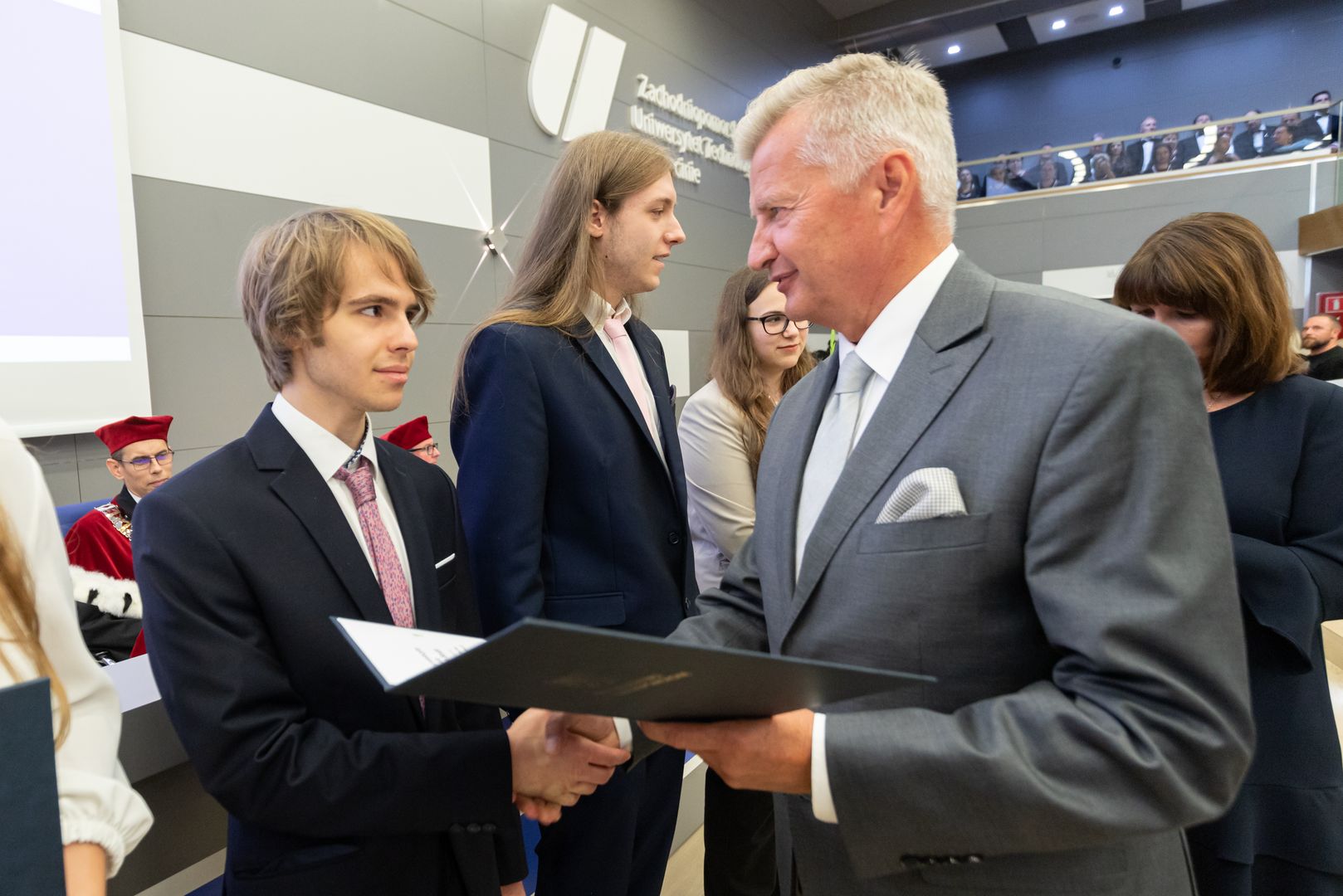 Marszałek Stanisław Wziątek wręcza stypendia Marszałka dla najzdolniejszych studentów rozpoczynających studia na naszej uczelni