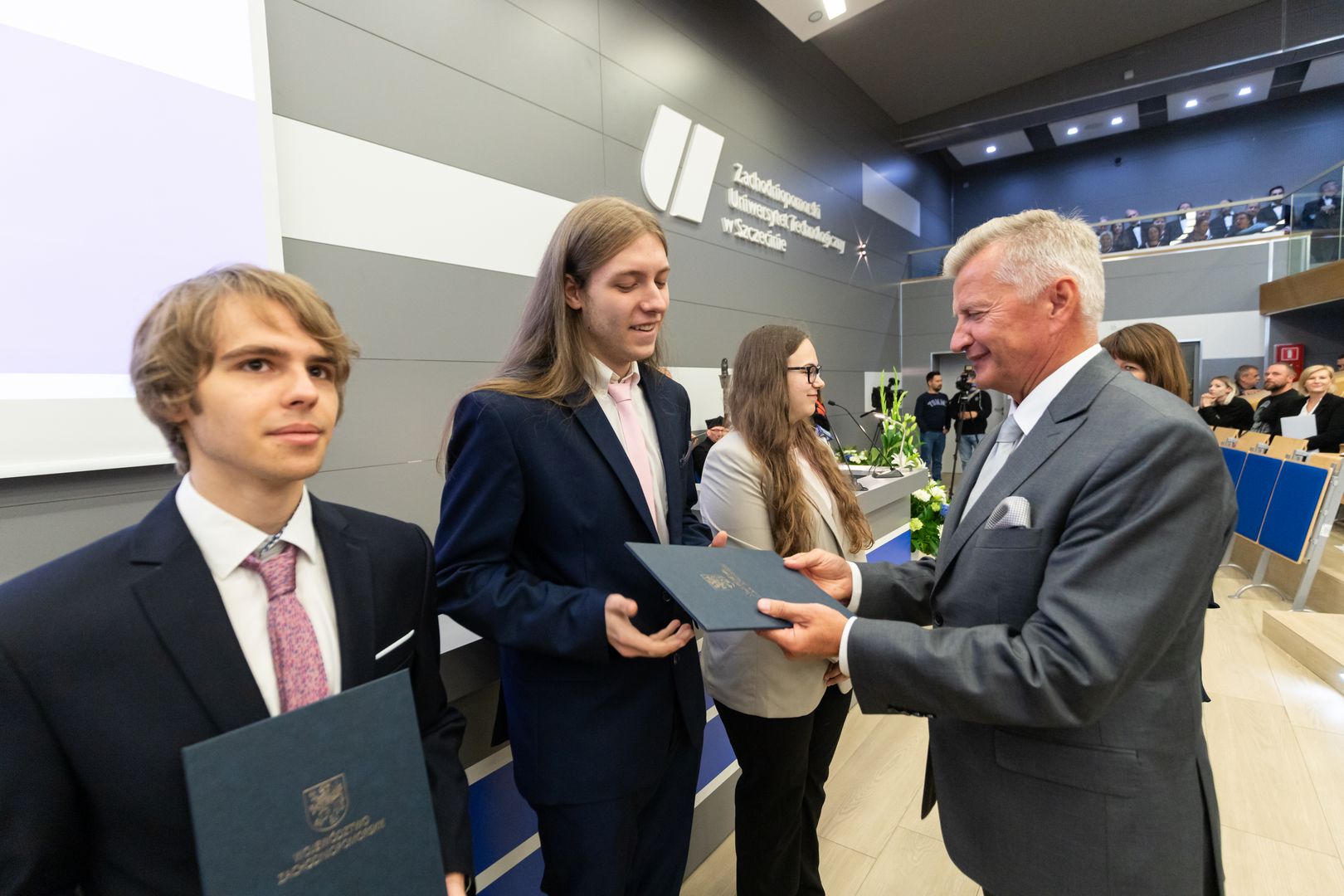 Marszałek Stanisław Wziątek wręcza stypendia Marszałka dla najzdolniejszych studentów rozpoczynających studia na naszej uczelni