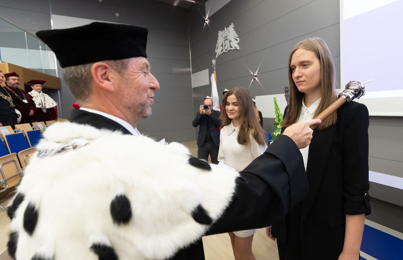 Rektor dotknięciem berła immatrykuluje studentów