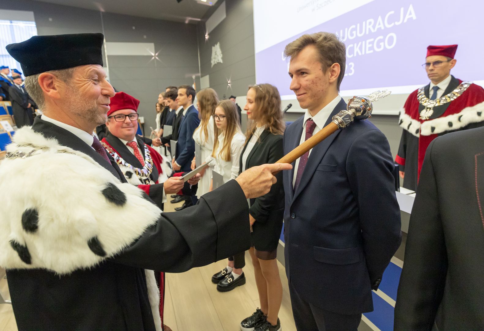 Rektor dotknięciem berła immatrykuluje studentów