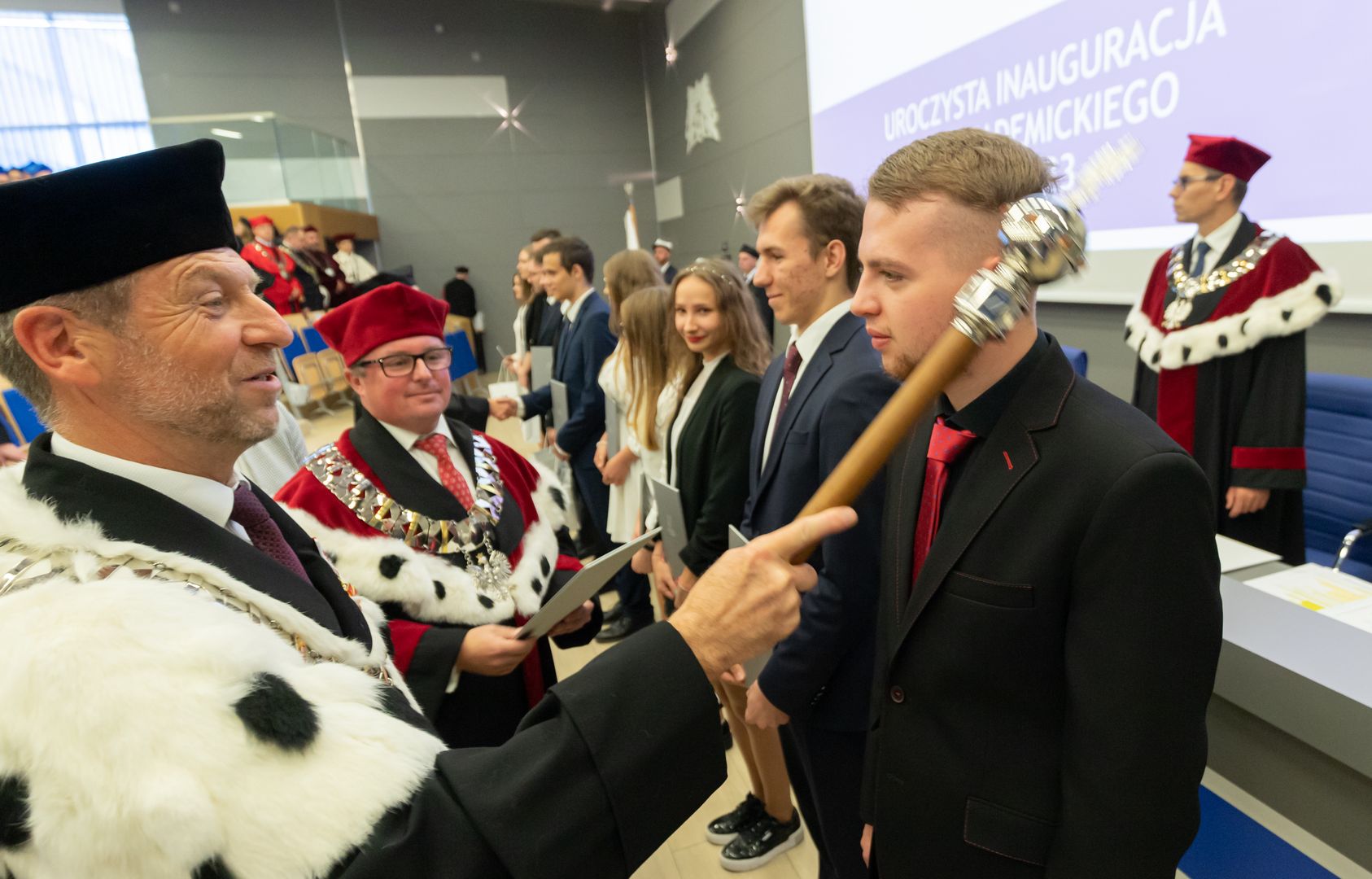 Rektor dotknięciem berła immatrykuluje studentów