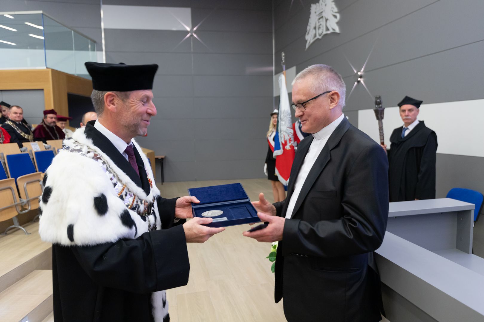 Rektor wręcza „Medale za szczególne zasługi dla Uczelni”