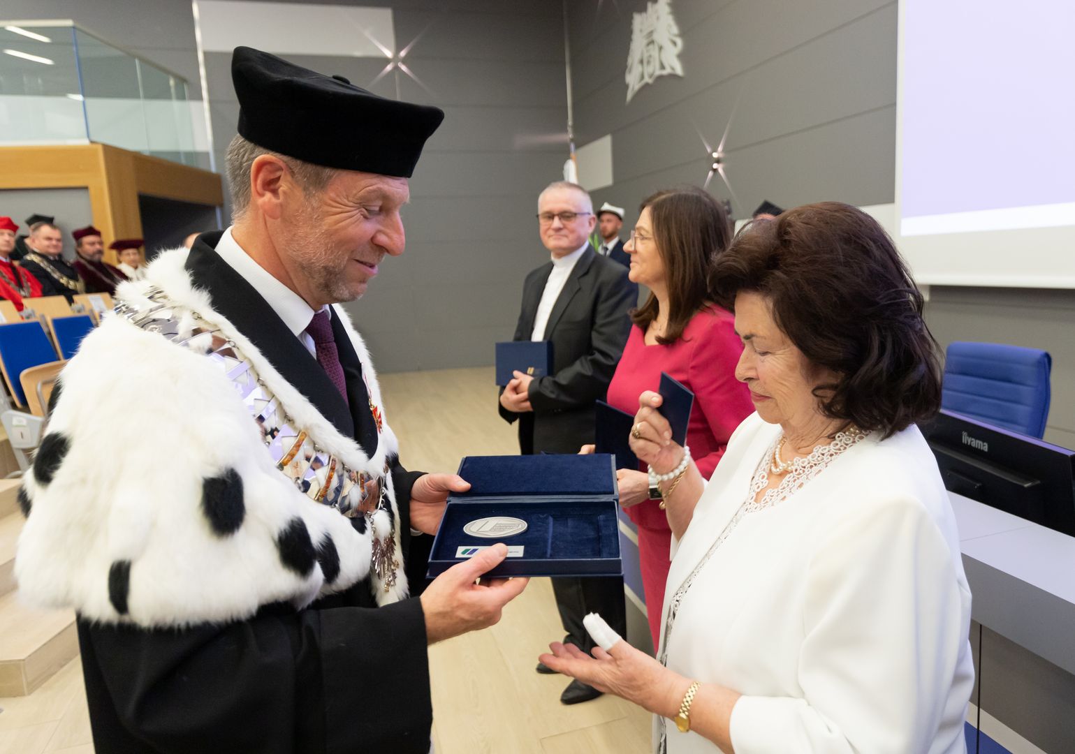 Rektor wręcza „Medale za szczególne zasługi dla Uczelni”
