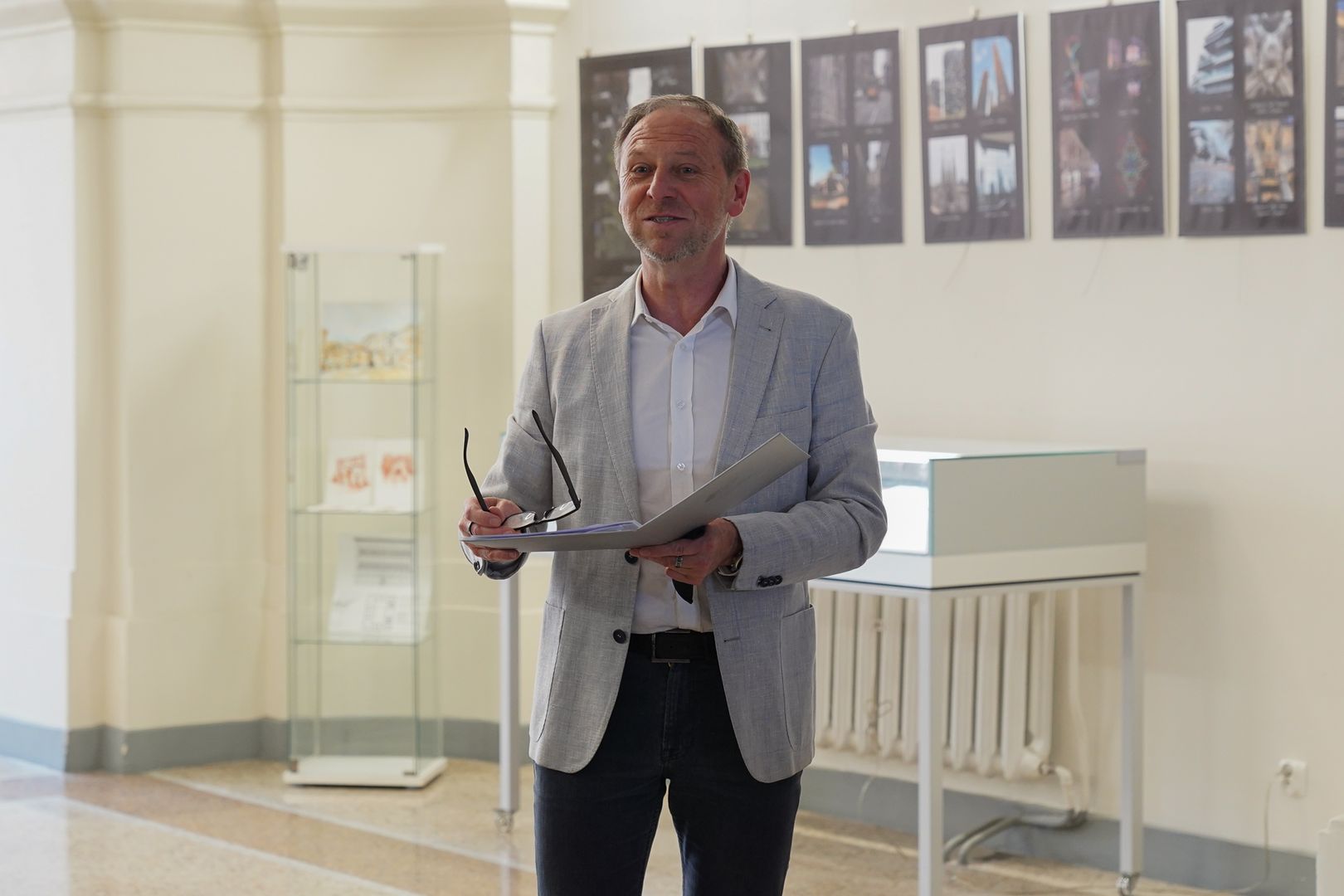 Rektor ZUT - otwarcie wernisażu &quot;Szukając piękna&quot;