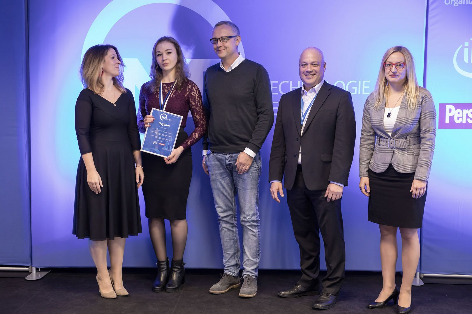 Hanna Gałuszka receiving scholarship in the &amp;quot;New Technologies for Girls 2018&amp;quot; program