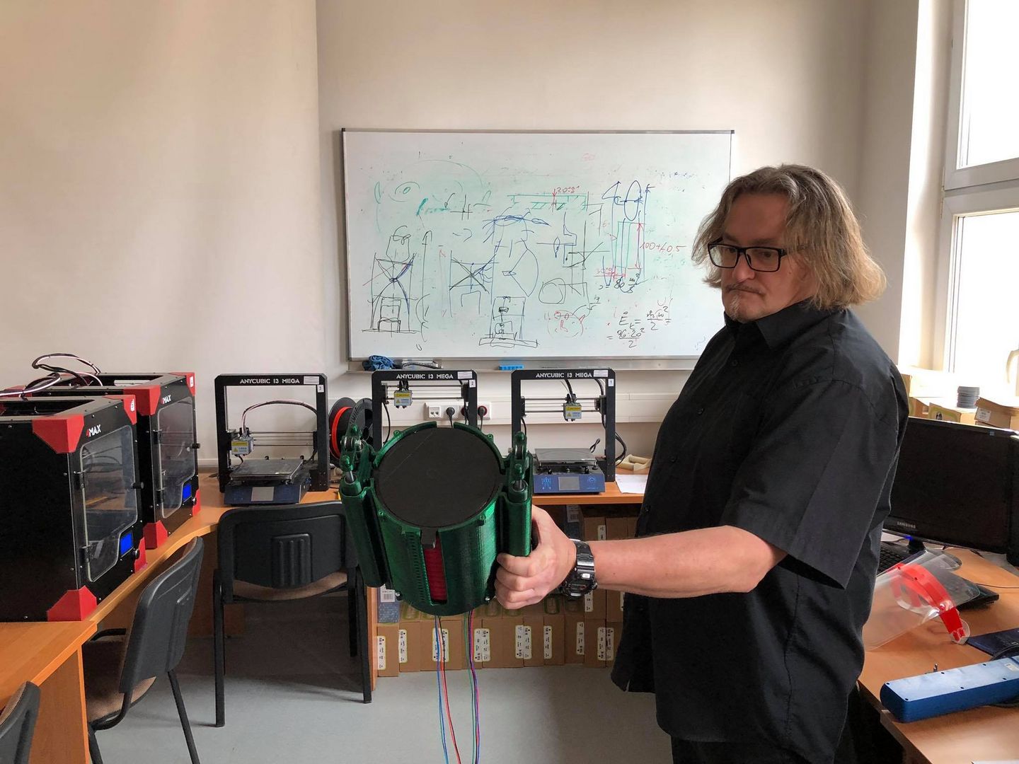Dr Eng. Marcin Królikowski showing "last resort ventilator"