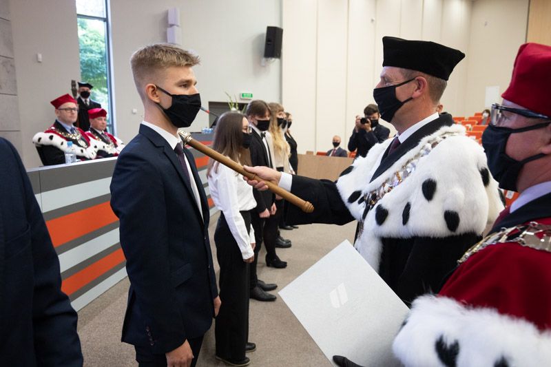 Na zdjęciu student i rektor ZUT